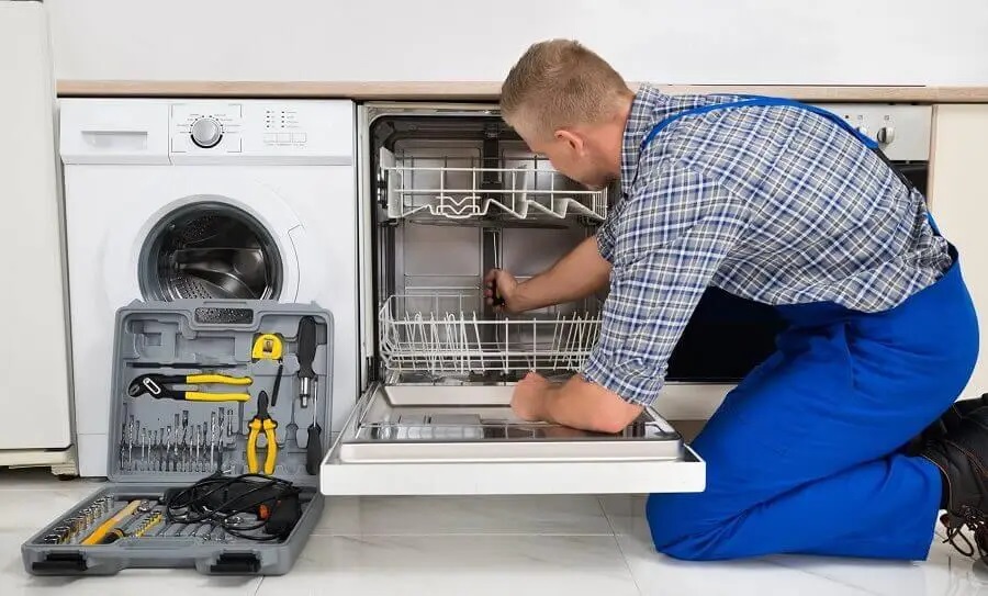 Ferizli Electrolux servisi teknisyen ekibi beyaz eşya tamiri yaparken